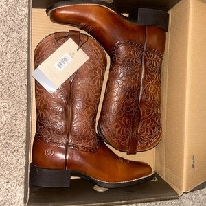 ARIAT women boots never worn square toe size 7